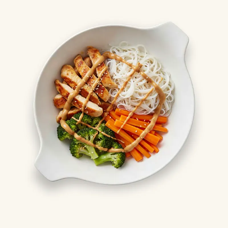 WOK БОУЛ З КУРКОЮ В АРАХІСОВОМУ СОУСІ: готовий боул у тарілці